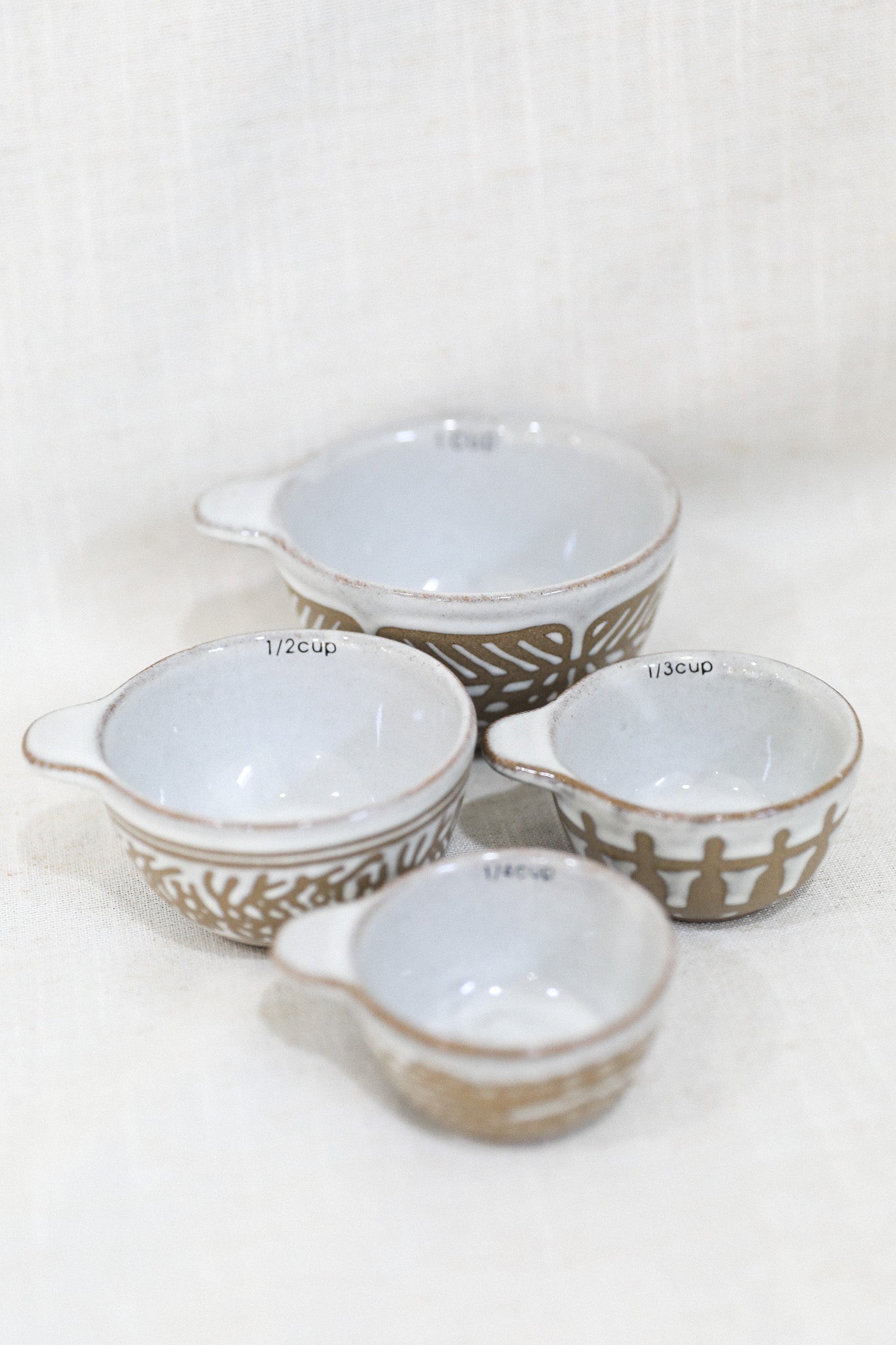 MEASURING CUPS WITH WAX RELIEF PATTERN