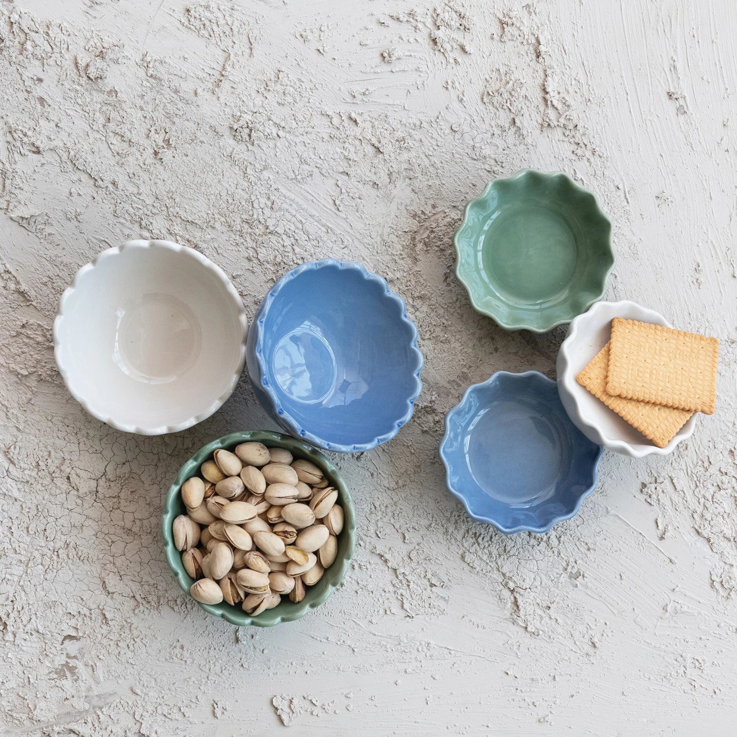 STONEWARE SCALLOPED BOWL SMALL