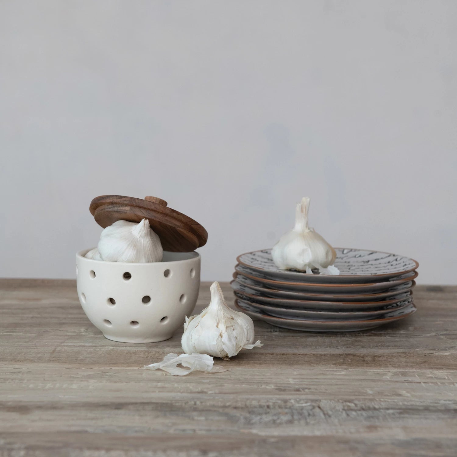STONEWARE GARLIC/ONION KEEPER